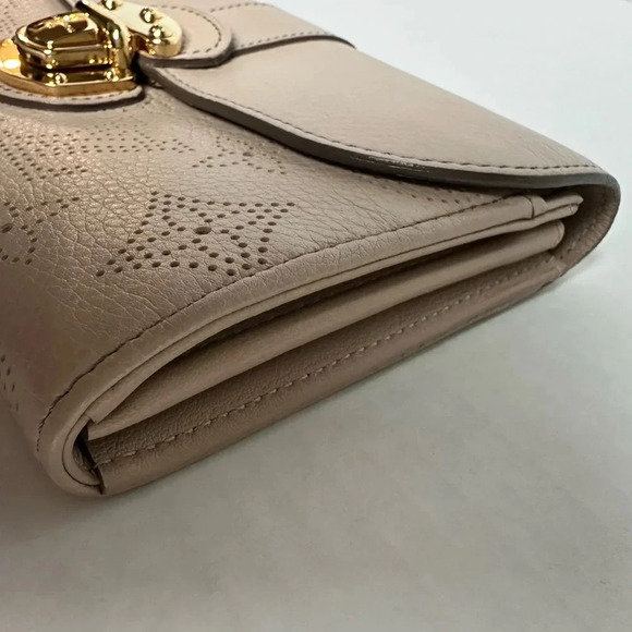 Authentic LOUIS VUITTON Mahina Amelia Wallet Beige Opal w/COA - Picture 8 of 15